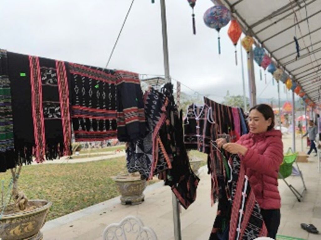 Tổ hợp tác ARéh Đhrồng – Tổ trưởng ZơRâm Thị Hằng Vải thổ cẩm truyền thống Cơ Tu