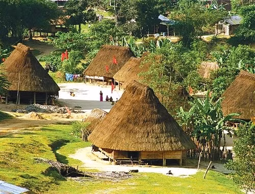 Nhà ở truyền thống của người Gié Triêng. (Ảnh: Báo ảnh Dân tộc và miền núi) Nhà ở truyền thống của người Gié Triêng. (Ảnh: Báo ảnh Dân tộc và miền núi)
